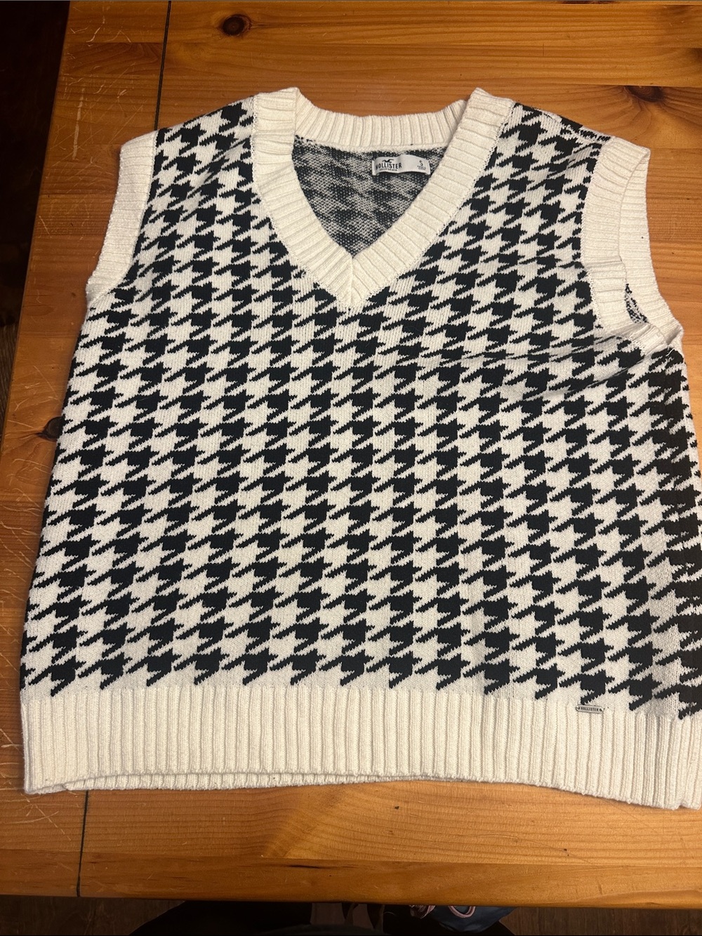 Hollister Black & White Houndstooth V‑Neck Sweater Vest